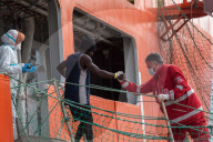 NEWS - Italien: Gerettete Flüchtlinge treffen in Palermo ein