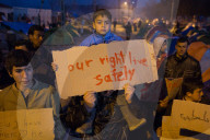 NEWS - Flüchtlinge in Idomeni protestieren gegen die Grenzschliessung von Mazedonien