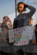NEWS - Flüchtlinge in Idomeni protestieren gegen die Grenzschliessung von Mazedonien