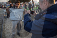 NEWS - Flüchtlinge in Idomeni protestieren gegen die Grenzschliessung von Mazedonien