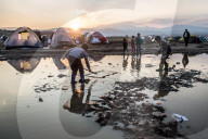 NEWS - Flüchtlinge in Idomeni protestieren gegen die Grenzschliessung von Mazedonien