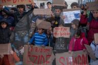 NEWS - Flüchtlinge in Idomeni protestieren gegen die Grenzschliessung von Mazedonien