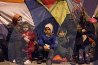 NEWS - Hunderte von Flüchtlingen kommen in Piräus an