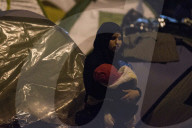 NEWS - Hunderte von Flüchtlingen kommen in Piräus an