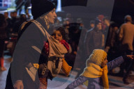 NEWS - Hunderte von Flüchtlingen kommen in Piräus an