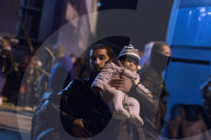 NEWS - Hunderte von Flüchtlingen kommen in Piräus an