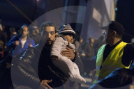 NEWS - Hunderte von Flüchtlingen kommen in Piräus an