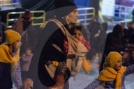 NEWS - Hunderte von Flüchtlingen kommen in Piräus an