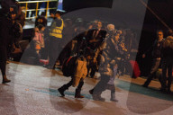 NEWS - Hunderte von Flüchtlingen kommen in Piräus an