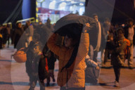 NEWS - Hunderte von Flüchtlingen kommen in Piräus an