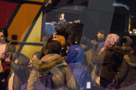 NEWS - Hunderte von Flüchtlingen kommen in Piräus an
