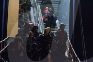 NEWS - Hunderte von Flüchtlingen kommen in Piräus an