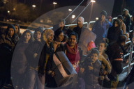 NEWS - Hunderte von Flüchtlingen kommen in Piräus an