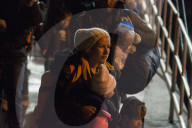 NEWS - Hunderte von Flüchtlingen kommen in Piräus an