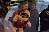 NEWS - Hunderte von Flüchtlingen kommen in Piräus an