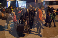 NEWS - Hunderte von Flüchtlingen kommen in Piräus an