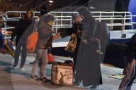 NEWS - Hunderte von Flüchtlingen kommen in Piräus an