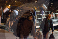 NEWS - Hunderte von Flüchtlingen kommen in Piräus an