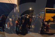 NEWS - Hunderte von Flüchtlingen kommen in Piräus an