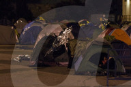 NEWS - Hunderte von Flüchtlingen kommen in Piräus an