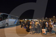 NEWS - Hunderte von Flüchtlingen kommen in Piräus an