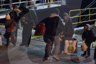 NEWS - Hunderte von Flüchtlingen kommen in Piräus an