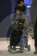 PEOPLE - Naomi Campbell lässt sich im Rollstuhl durch den Flughafen chauffieren