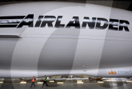 NEWS - Bedfordhire: Riesen-Luftschiff "Airlander" enthüllt