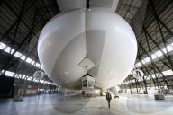 NEWS - Bedfordhire: Riesen-Luftschiff "Airlander" enthüllt