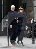 EXKLUSIV - Vor lauter Romantik etwas schwache Knie: Sigourne Weaver stŸrchelt in Paris