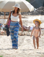PEOPLE - Sommer-Girls: Jessica Alba und Töchterchen in Maui