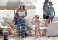 PEOPLE - Sommer-Girls: Jessica Alba und Töchterchen in Maui