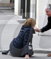 EXKLUSIV - Vor lauter Romantik etwas schwache Knie: Sigourne Weaver stürchelt in Paris