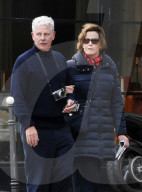 EXKLUSIV - Vor lauter Romantik etwas schwache Knie: Sigourne Weaver stŸrchelt in Paris