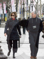 EXKLUSIV - Vor lauter Romantik etwas schwache Knie: Sigourne Weaver stŸrchelt in Paris