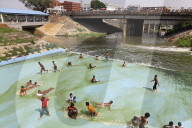 REPORTAGE - Kinder spielen in dem Schmutzwasser in Dhaka