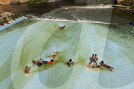 REPORTAGE - Kinder spielen in dem Schmutzwasser in Dhaka