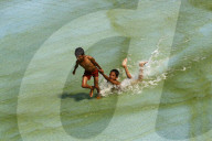 REPORTAGE - Kinder spielen in dem Schmutzwasser in Dhaka
