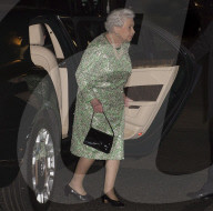 PEOPLE - Königin Elizabeth geht im Glitterkleid zu einem privaten Dinner