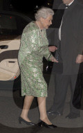 PEOPLE - Königin Elizabeth geht im Glitterkleid zu einem privaten Dinner