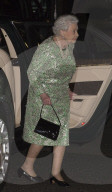 PEOPLE - Königin Elizabeth geht im Glitterkleid zu einem privaten Dinner