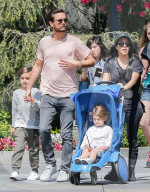 EXKLUSIV - Kourtney Kardashian und Scott Disick mit den Kiddies in der "Harry Potter World"