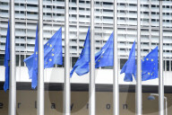 NEWS - Terror in Brüssel: Die EU-Fahnen stehen alle auf Halbmast