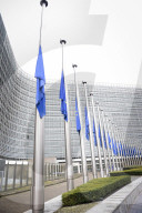 NEWS - Terror in Brüssel: Die EU-Fahnen stehen alle auf Halbmast