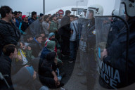 NEWS - Flüchtlinge aus dem Nea Kavala Flüchtlingslager blockieren Autobahn