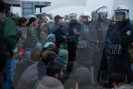 NEWS - Flüchtlinge aus dem Nea Kavala Flüchtlingslager blockieren Autobahn