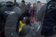NEWS - Flüchtlinge aus dem Nea Kavala Flüchtlingslager blockieren Autobahn
