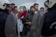 NEWS - Flüchtlinge aus dem Nea Kavala Flüchtlingslager blockieren Autobahn