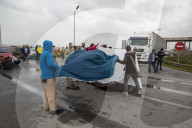 NEWS - Flüchtlinge aus dem Nea Kavala Flüchtlingslager blockieren Autobahn
