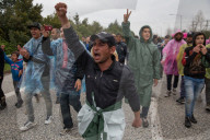 NEWS - Flüchtlinge aus dem Nea Kavala Flüchtlingslager blockieren Autobahn